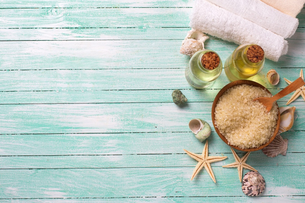 Cosmetische producten op planken in opslagruimte