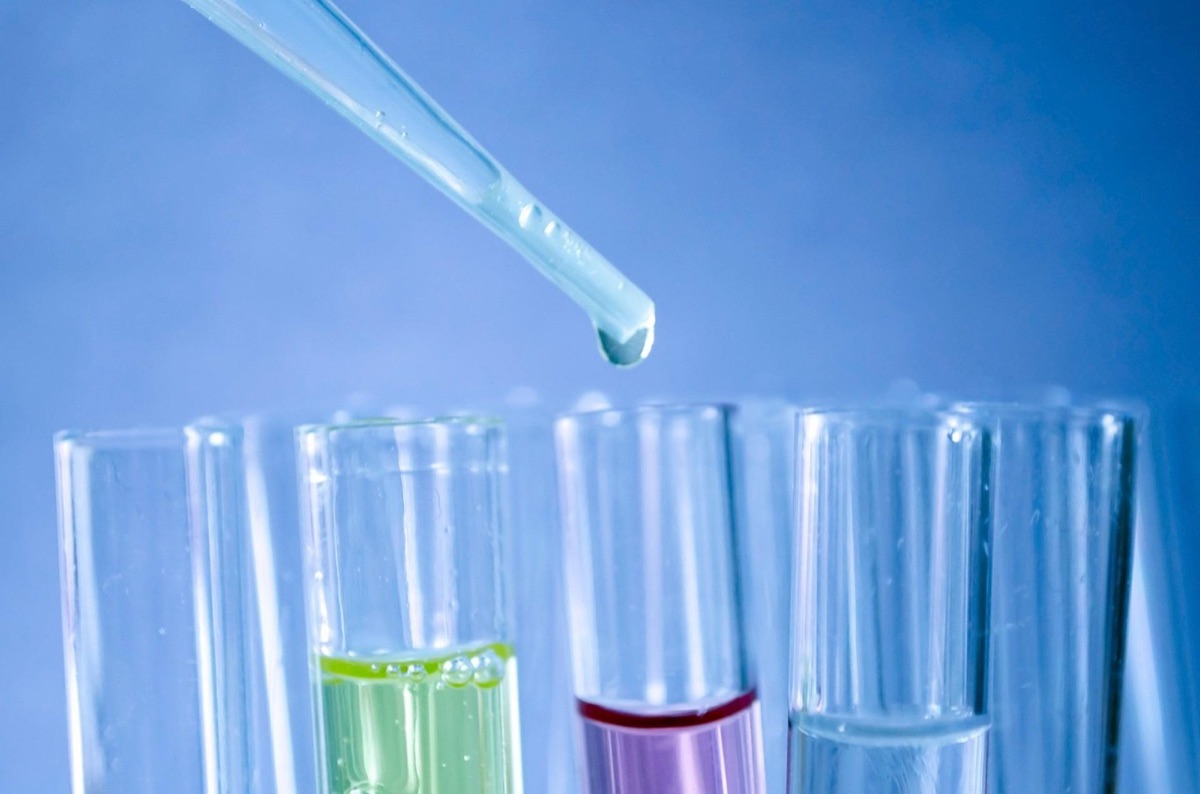 Matériel de laboratoire de précision pour les tests de sécurité cosmétique.
