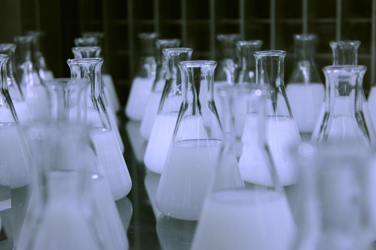 Equipamentos de laboratório com ingredientes de cosméticos puros.