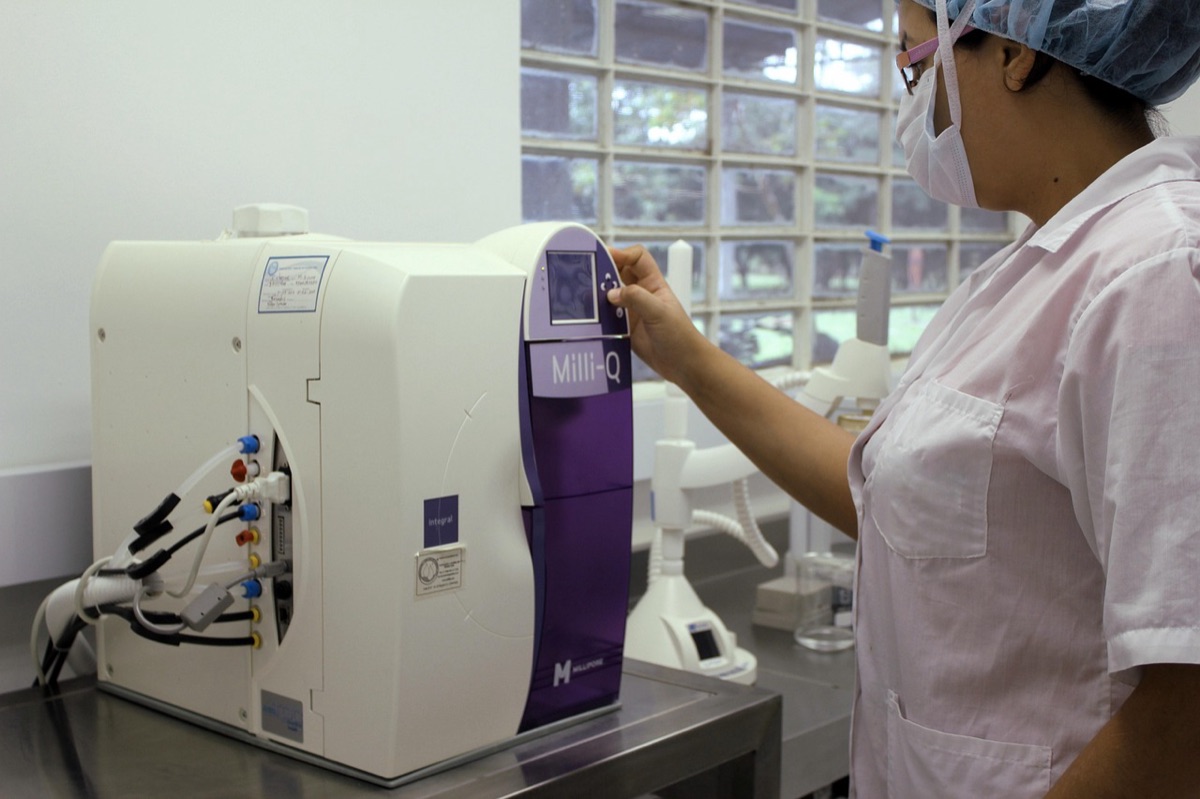 Analisi microscopica di un campione cosmetico in laboratorio