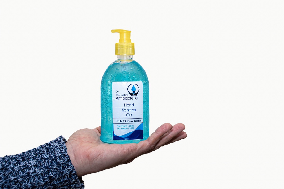 bouteille de nettoyant pour la peau et éponge