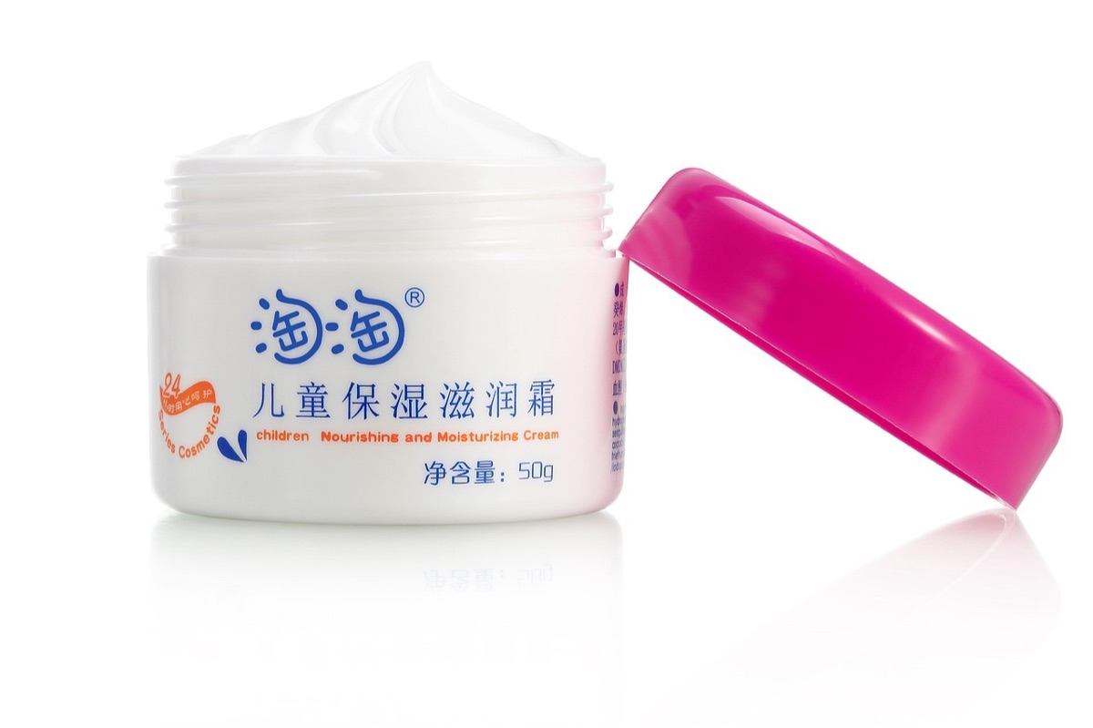 保湿クリームの肌への適用