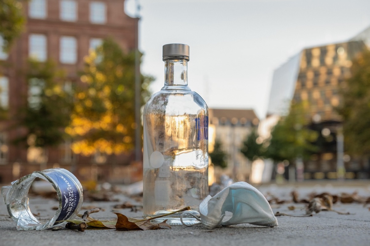 Sommer: Sonnenschutzflasche und Gesicht