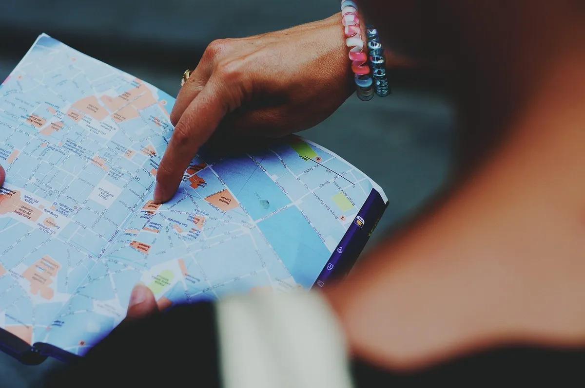 地圖、旅遊、迷路、方向、指南、旅遊導覽、旅行、旅人、世界、世界地圖、假期、紙張、視角、規劃、細節、風格、女性、歐洲