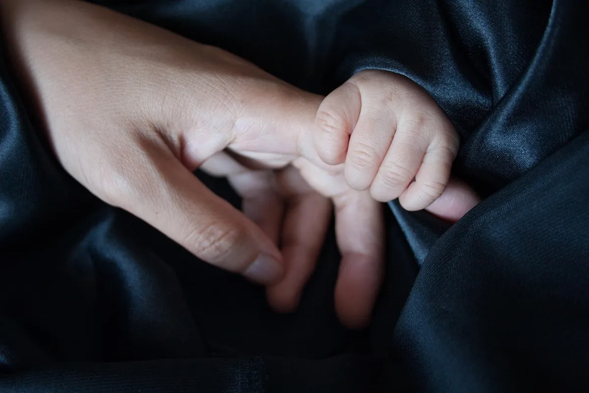 触り合わせ、手を握る、愛情、気遣い、ケア、愛、親、育児、家族、子供、ママ、Happy Mother's Day、ママ