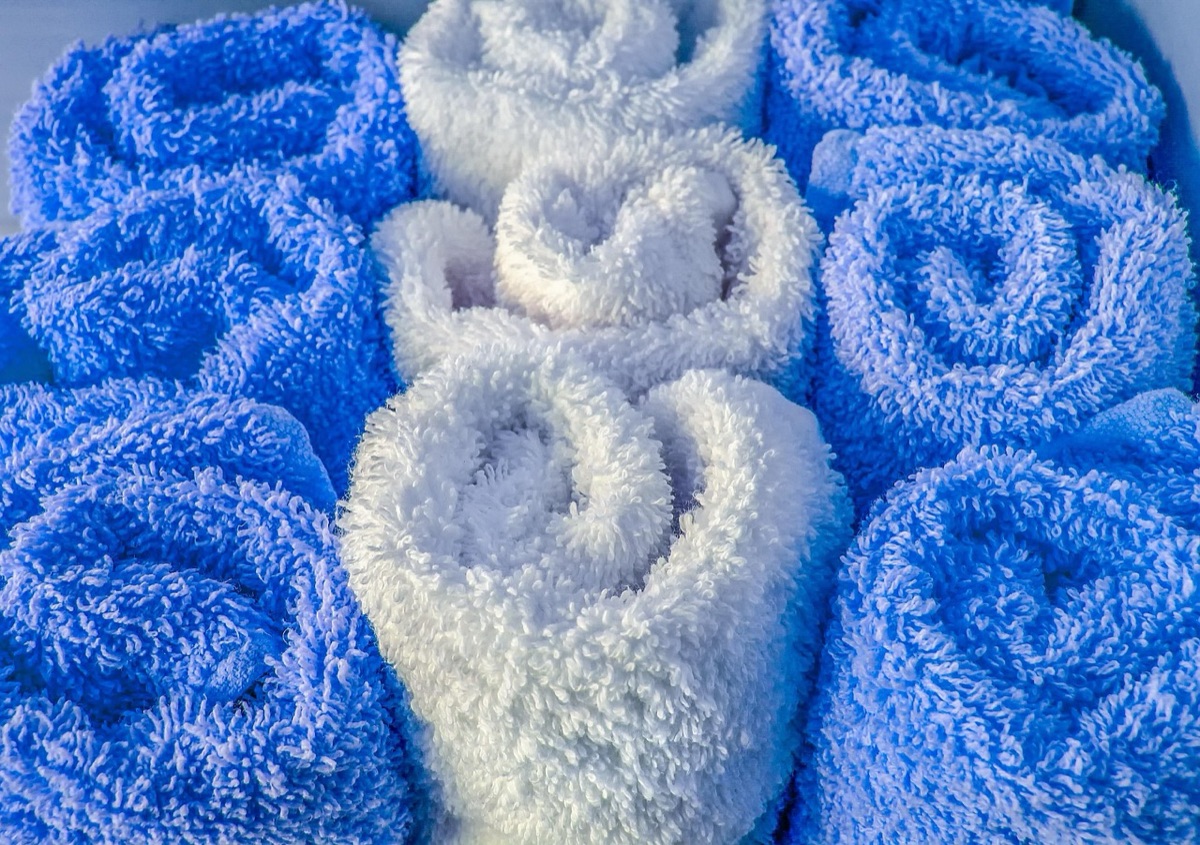 kit básico de limpieza facial con toalla y agua